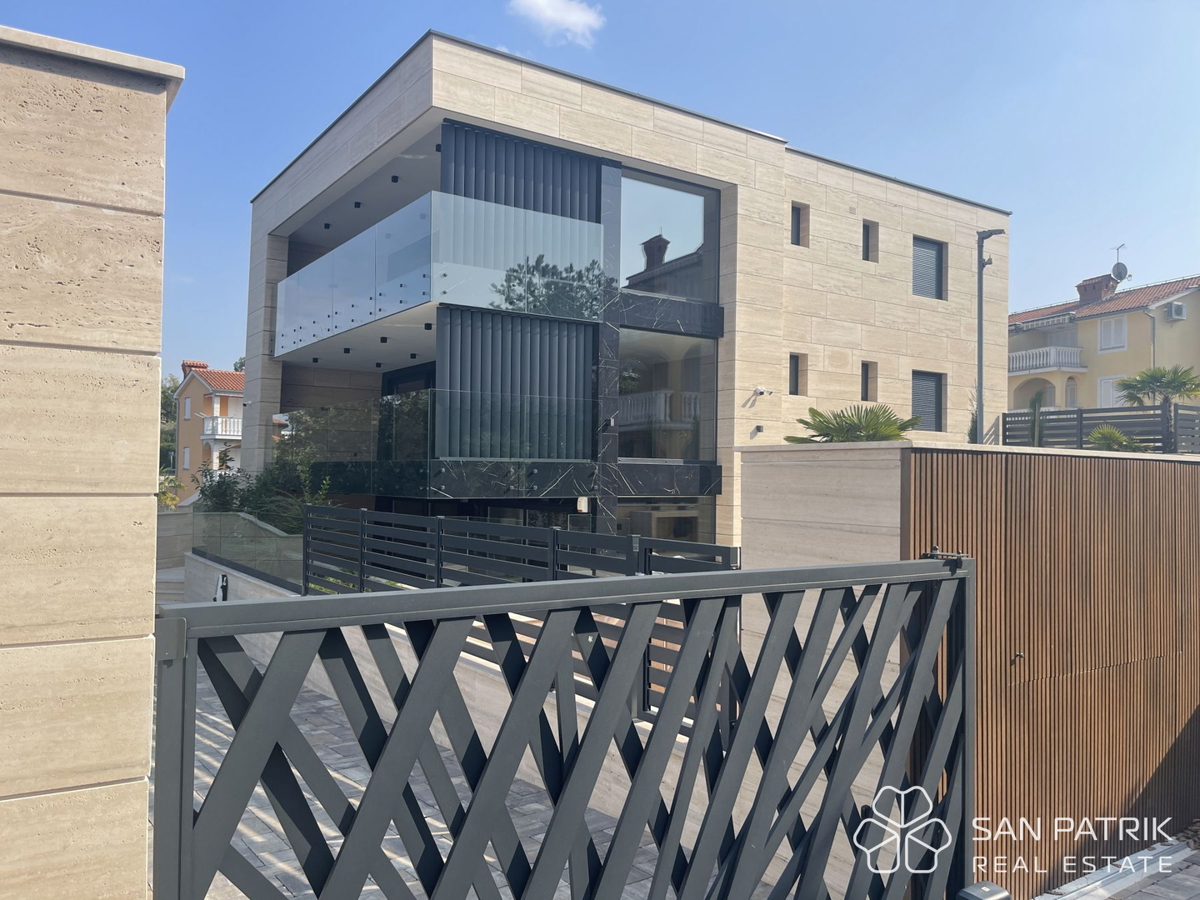 Krk: 4-sobni luksuzni penthouse (128 m2), bazen, pogled na morje