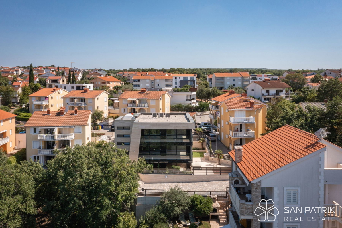 Krk: 4-sobni luksuzni penthouse (128 m2), bazen, pogled na morje