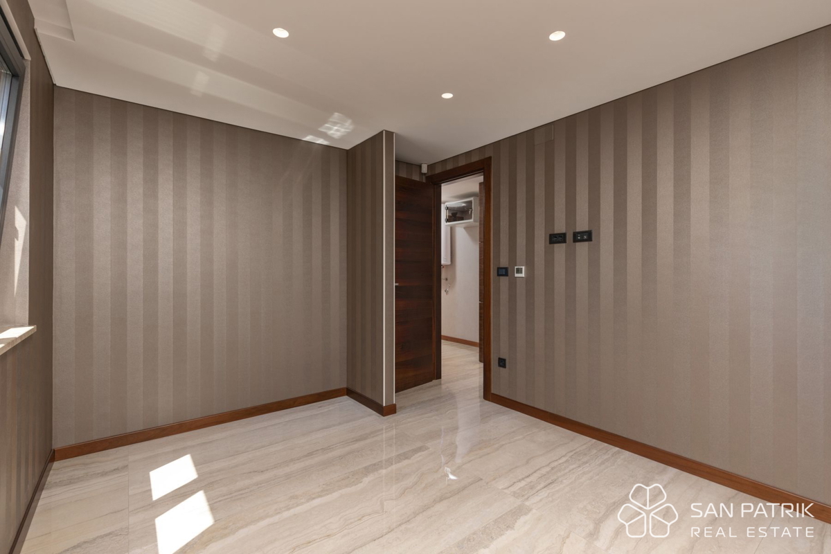 Krk: 4-sobni luksuzni penthouse (128 m2), bazen, pogled na morje