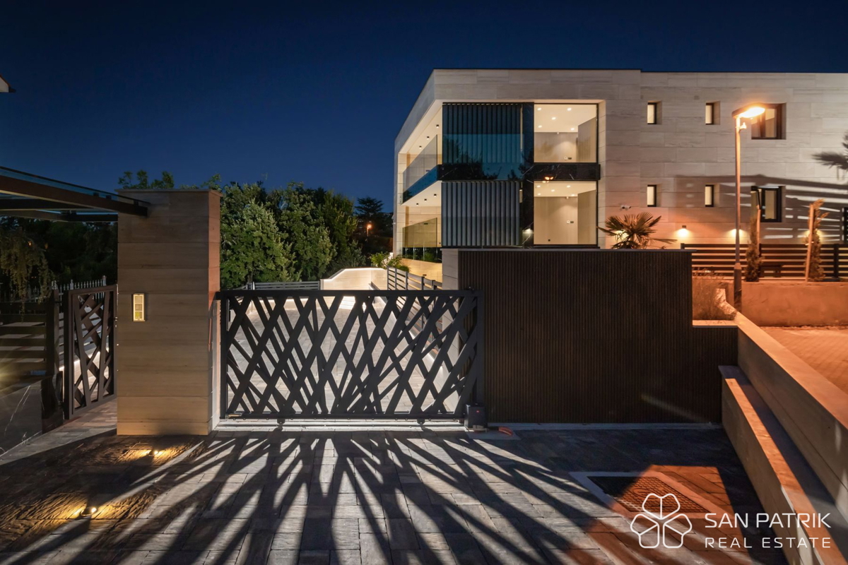 Krk: 4-sobni luksuzni penthouse (128 m2), bazen, pogled na morje