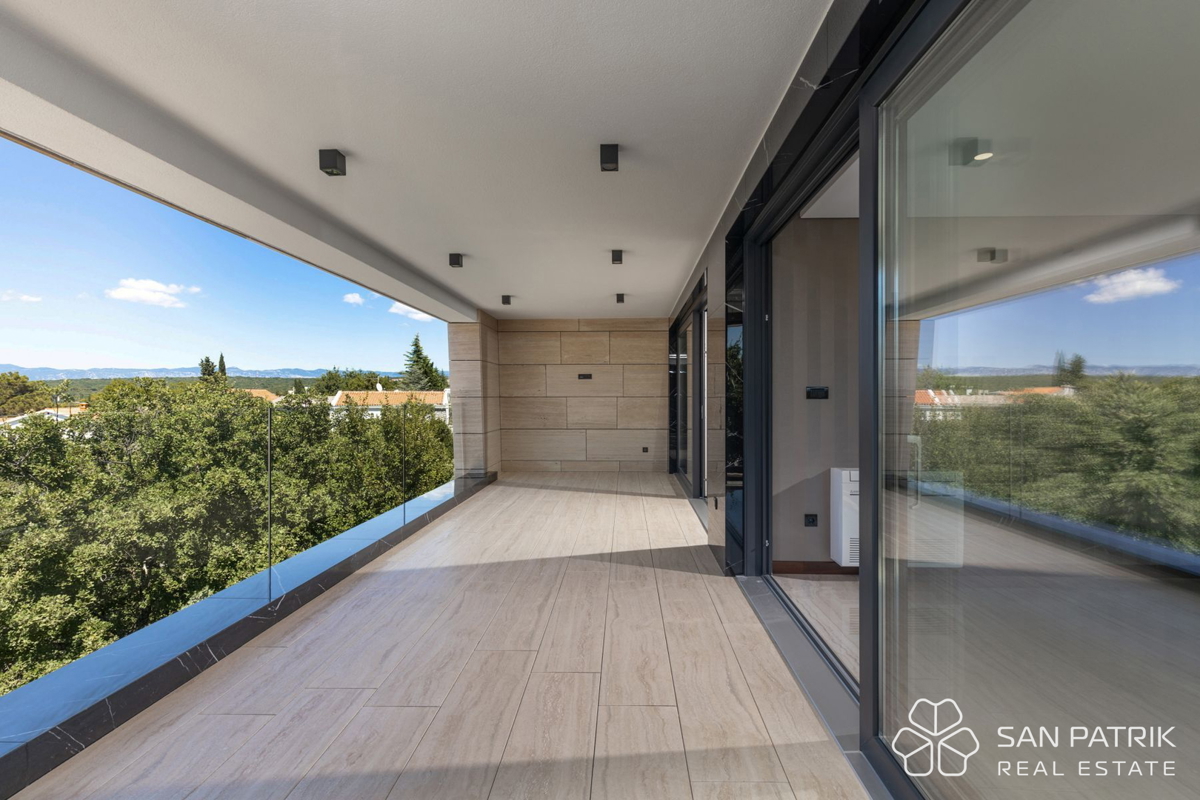 Krk: 4-sobni luksuzni penthouse (128 m2), bazen, pogled na morje