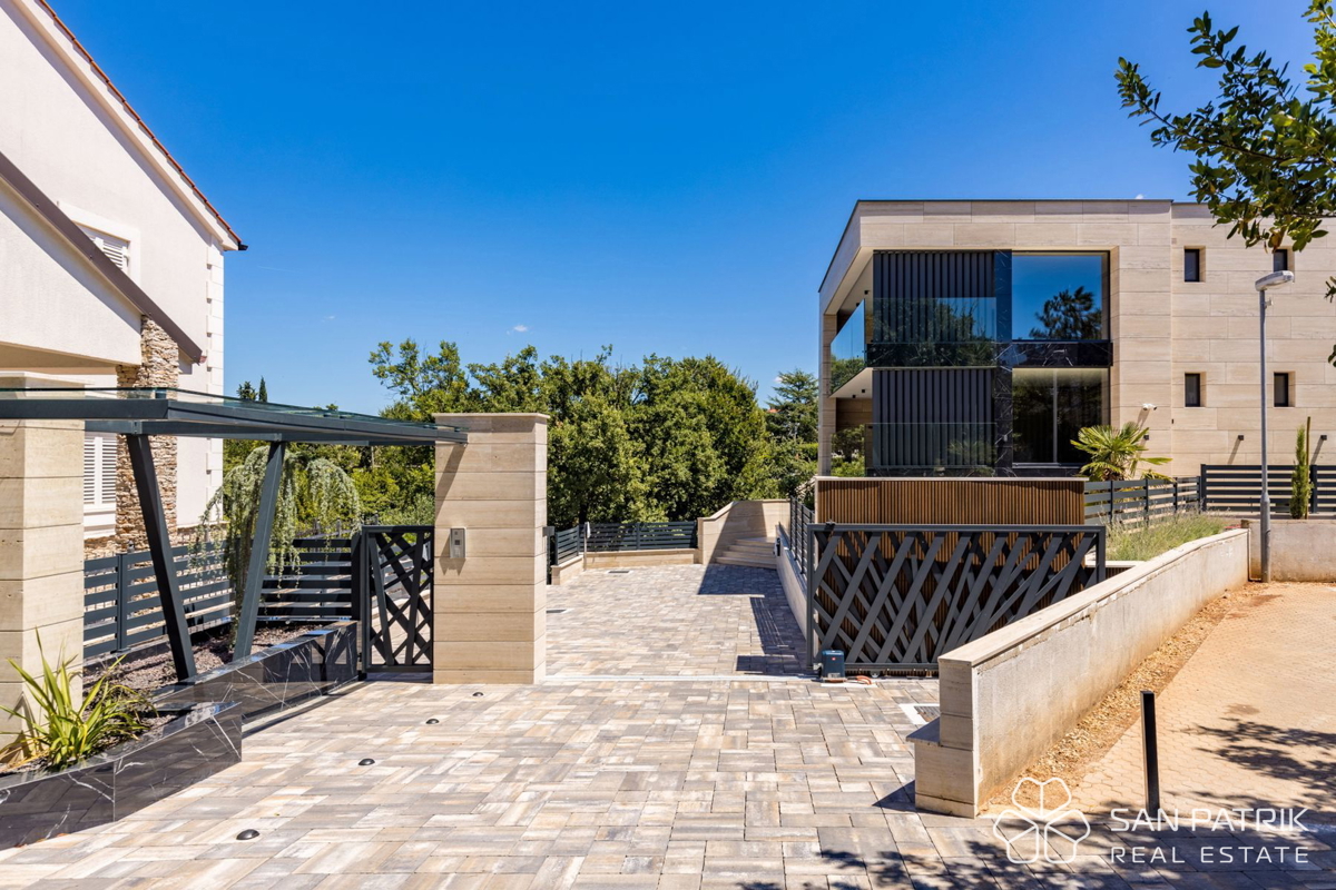 Krk: 4-sobni luksuzni penthouse (128 m2), bazen, pogled na morje