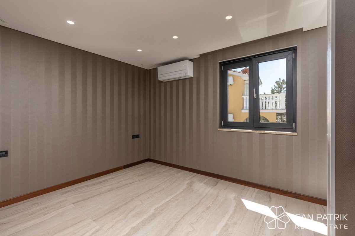 Krk: 4-sobni luksuzni penthouse (128 m2), bazen, pogled na morje