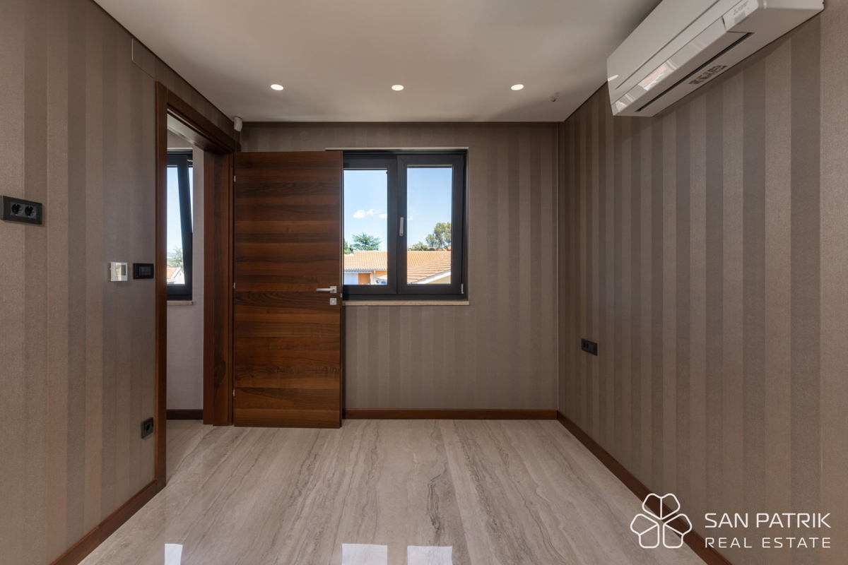 Krk: 4-sobni luksuzni penthouse (128 m2), bazen, pogled na morje