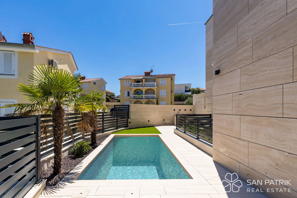 Krk: 4-sobni luksuzni penthouse (128 m2), bazen, pogled na morje