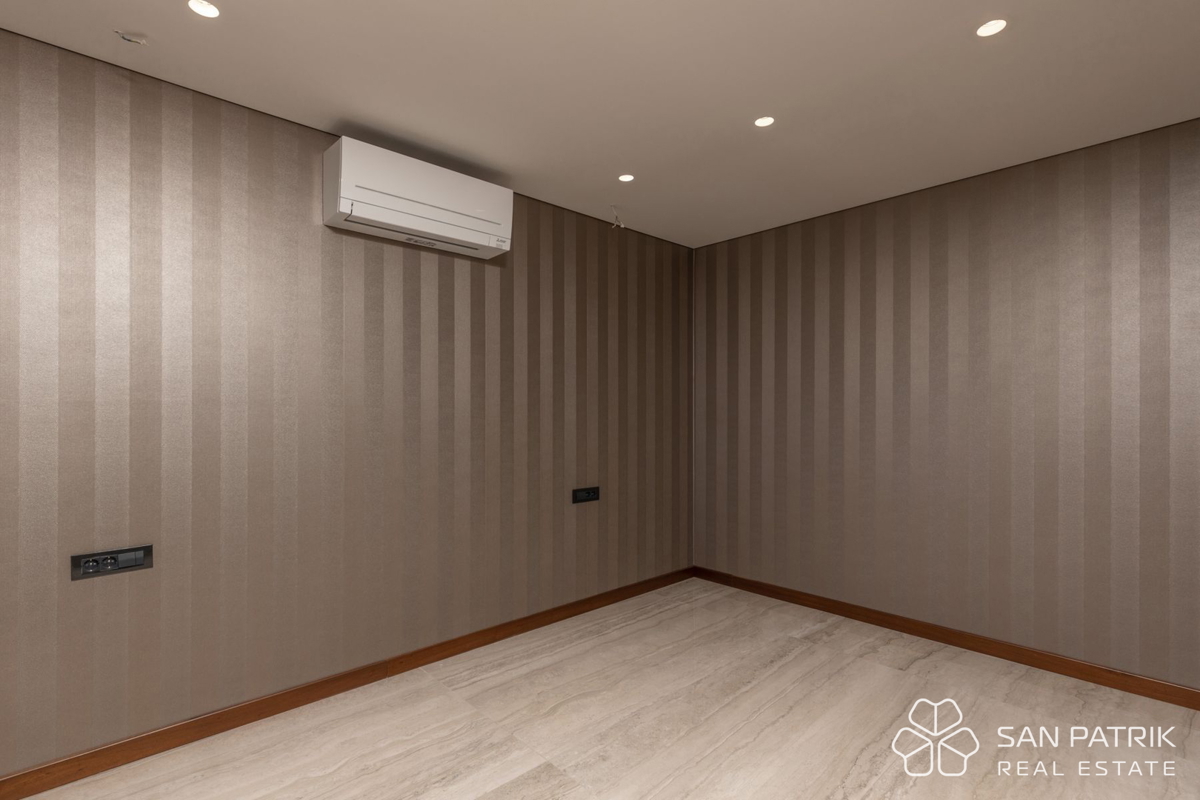 Krk: 4-sobni luksuzni penthouse (128 m2), bazen, pogled na morje