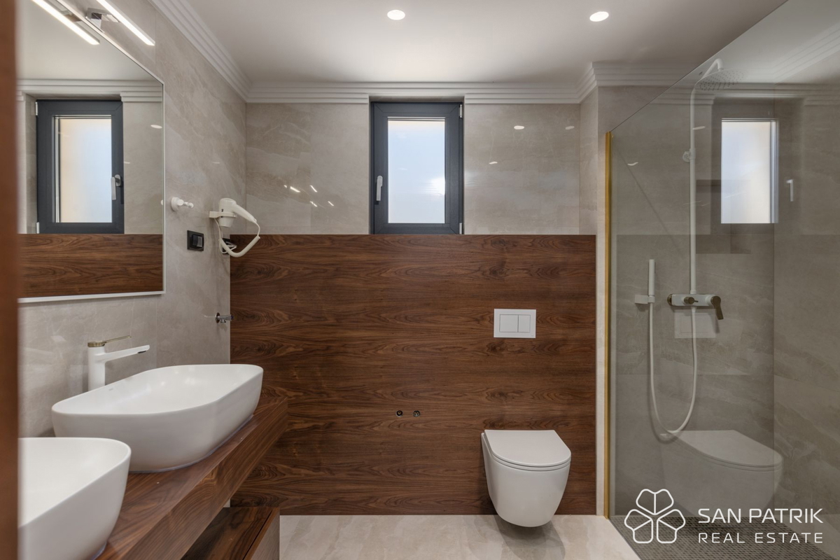 Krk: 4-sobni luksuzni penthouse (128 m2), bazen, pogled na morje