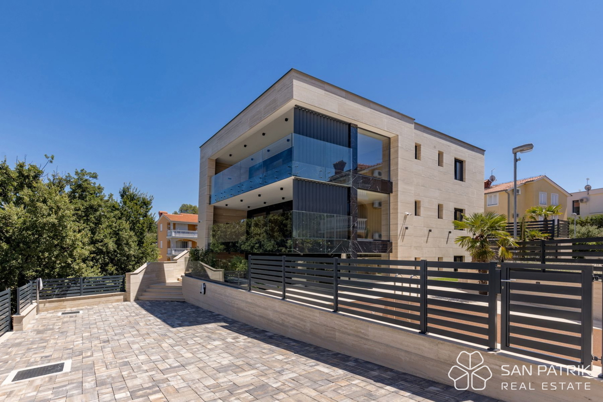 Krk: 4-sobni luksuzni penthouse (128 m2), bazen, pogled na morje