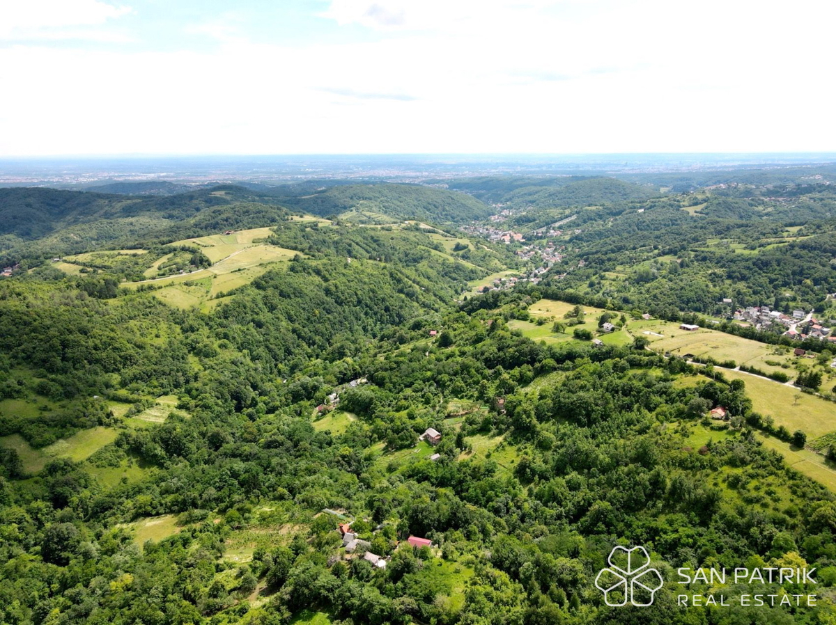 Nedotaknjena narava korak od mesta – gradbena parcela na Medvednici