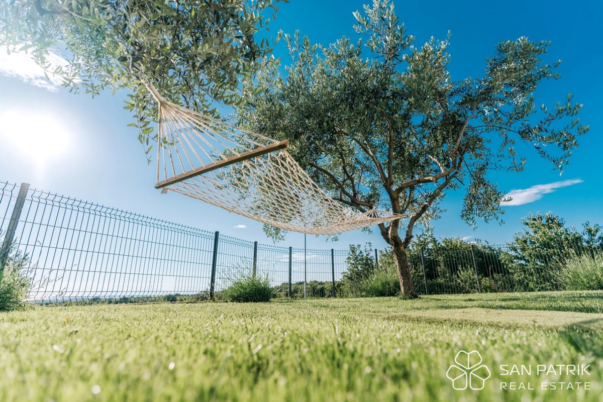 DIZAJNERSKA VILA V OSRCU ISTRE! ZASEBNI BAZEN, PROGRESIVNI NAJEM!