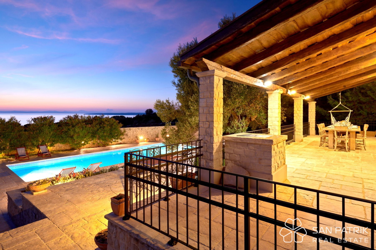 AVTOHTONA VILA MED TISOČLETNIMI OLJKAMI NA OTOKU PAG