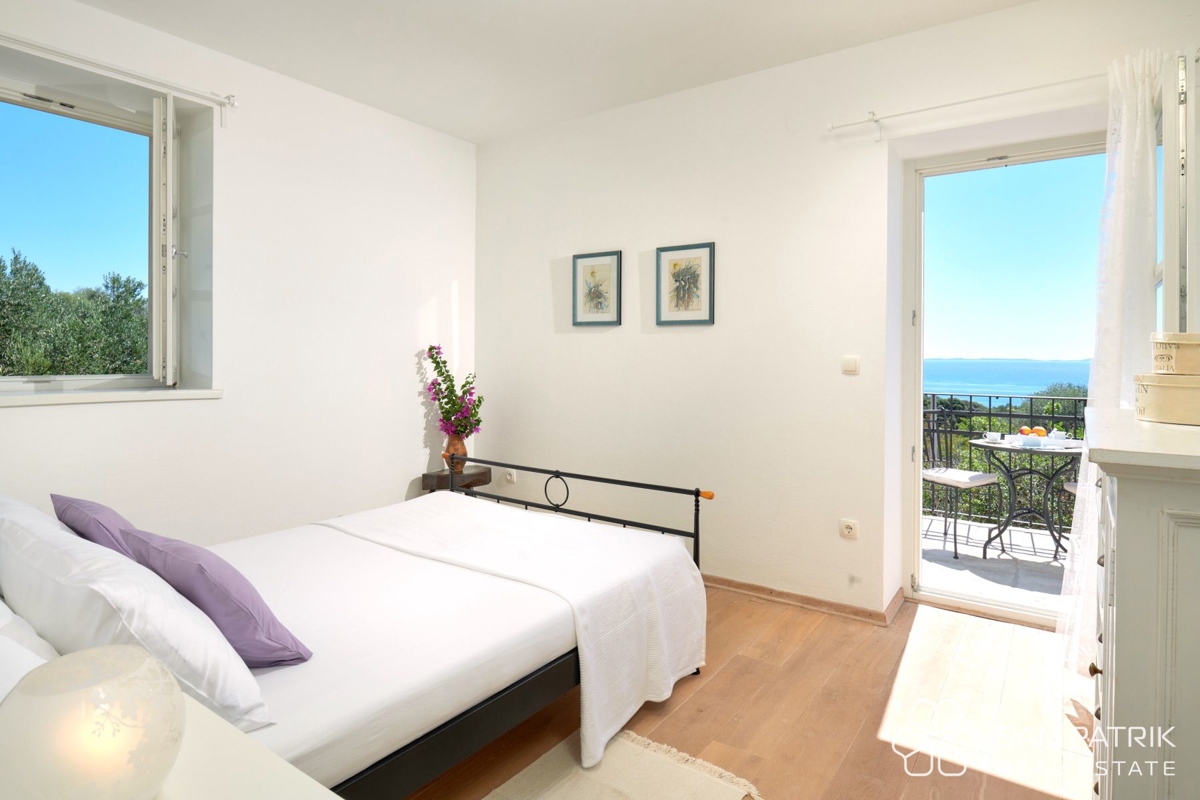 AVTOHTONA VILA MED TISOČLETNIMI OLJKAMI NA OTOKU PAG