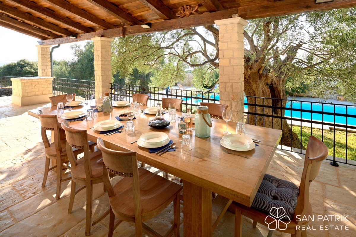 AVTOHTONA VILA MED TISOČLETNIMI OLJKAMI NA OTOKU PAG