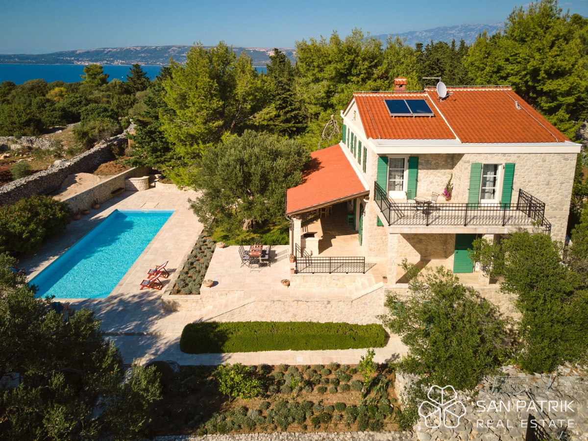 AVTOHTONA VILA MED TISOČLETNIMI OLJKAMI NA OTOKU PAG