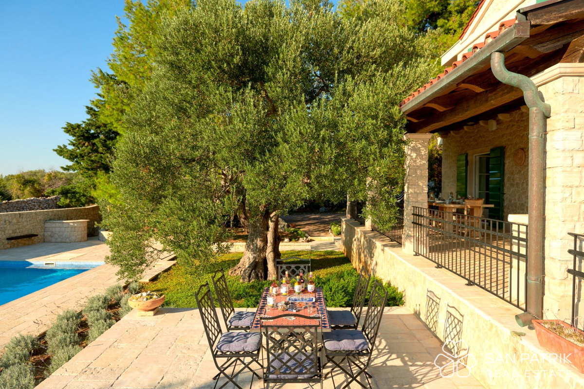 AVTOHTONA VILA MED TISOČLETNIMI OLJKAMI NA OTOKU PAG