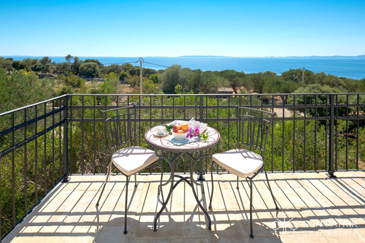 AVTOHTONA VILA MED TISOČLETNIMI OLJKAMI NA OTOKU PAG