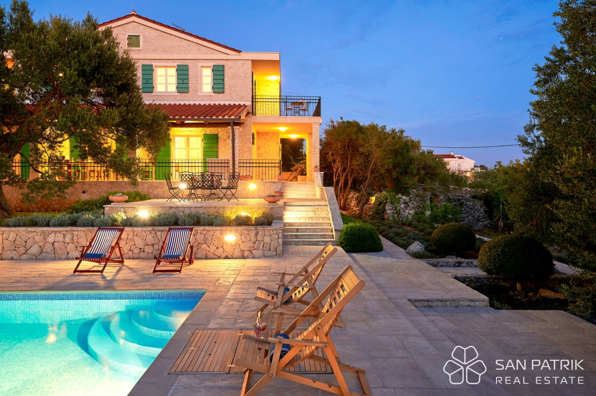 AVTOHTONA VILA MED TISOČLETNIMI OLJKAMI NA OTOKU PAG