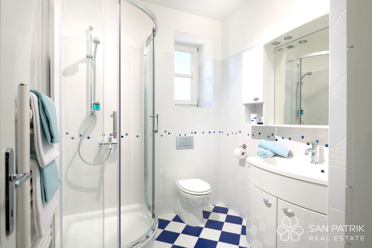 AVTOHTONA VILA MED TISOČLETNIMI OLJKAMI NA OTOKU PAG