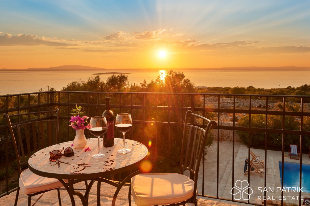 AVTOHTONA VILA MED TISOČLETNIMI OLJKAMI NA OTOKU PAG