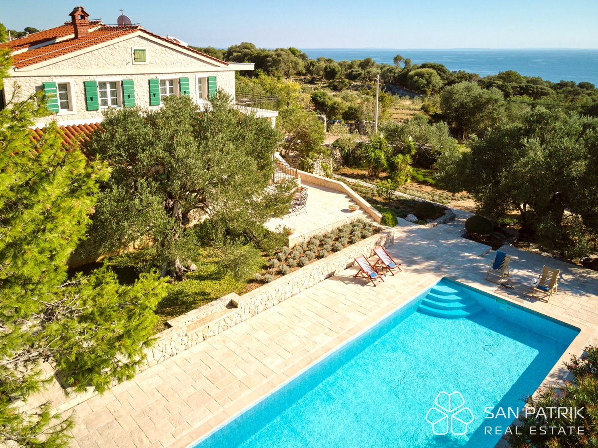 AVTOHTONA VILA MED TISOČLETNIMI OLJKAMI NA OTOKU PAG