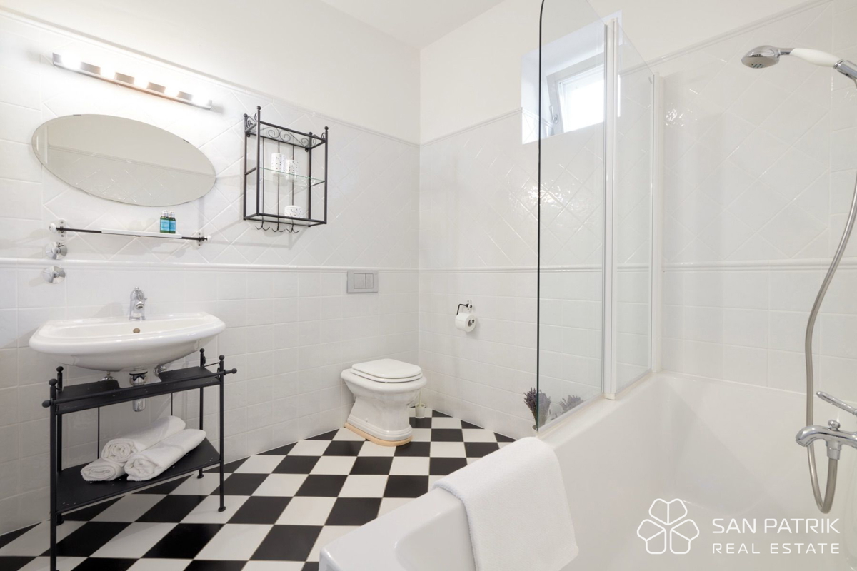 AVTOHTONA VILA MED TISOČLETNIMI OLJKAMI NA OTOKU PAG