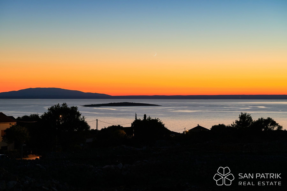 AVTOHTONA VILA MED TISOČLETNIMI OLJKAMI NA OTOKU PAG