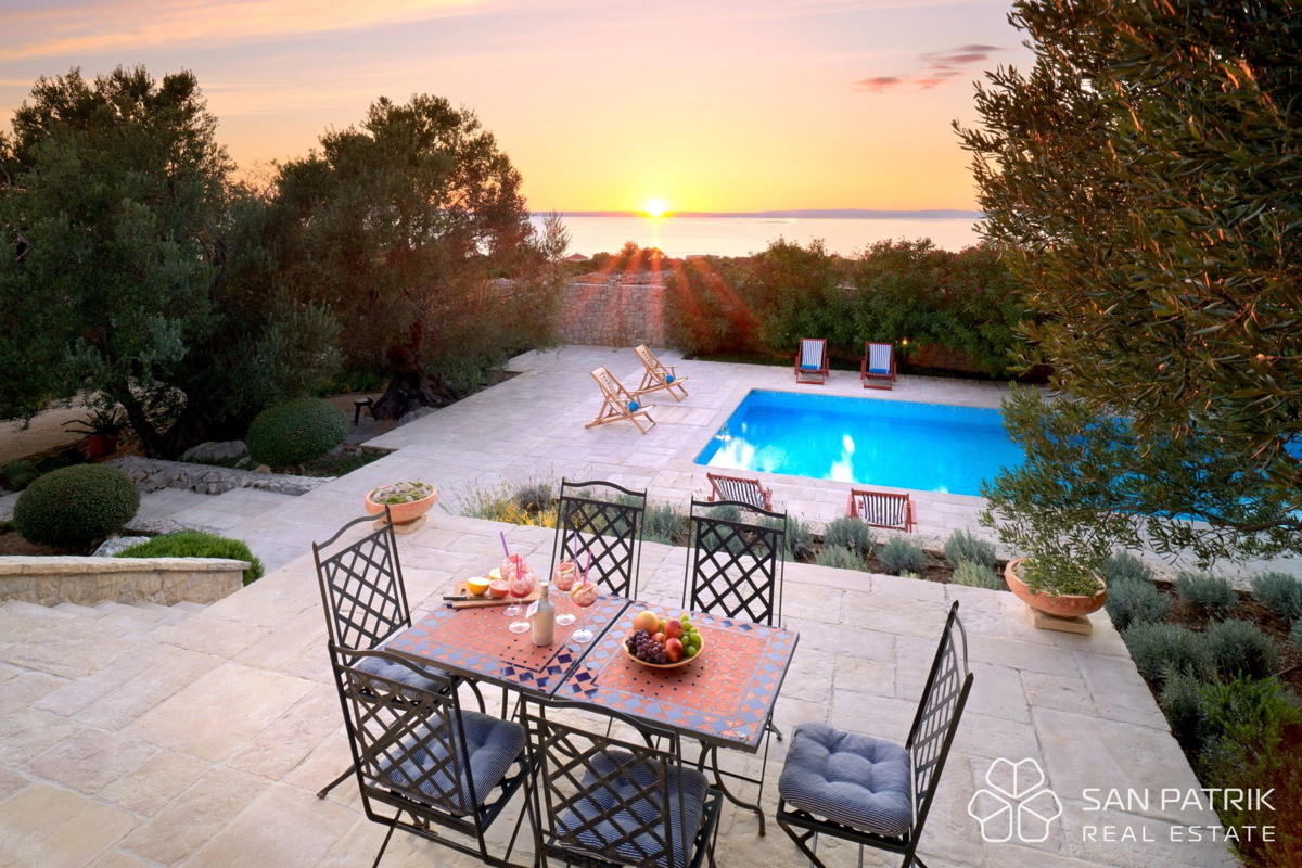 AVTOHTONA VILA MED TISOČLETNIMI OLJKAMI NA OTOKU PAG