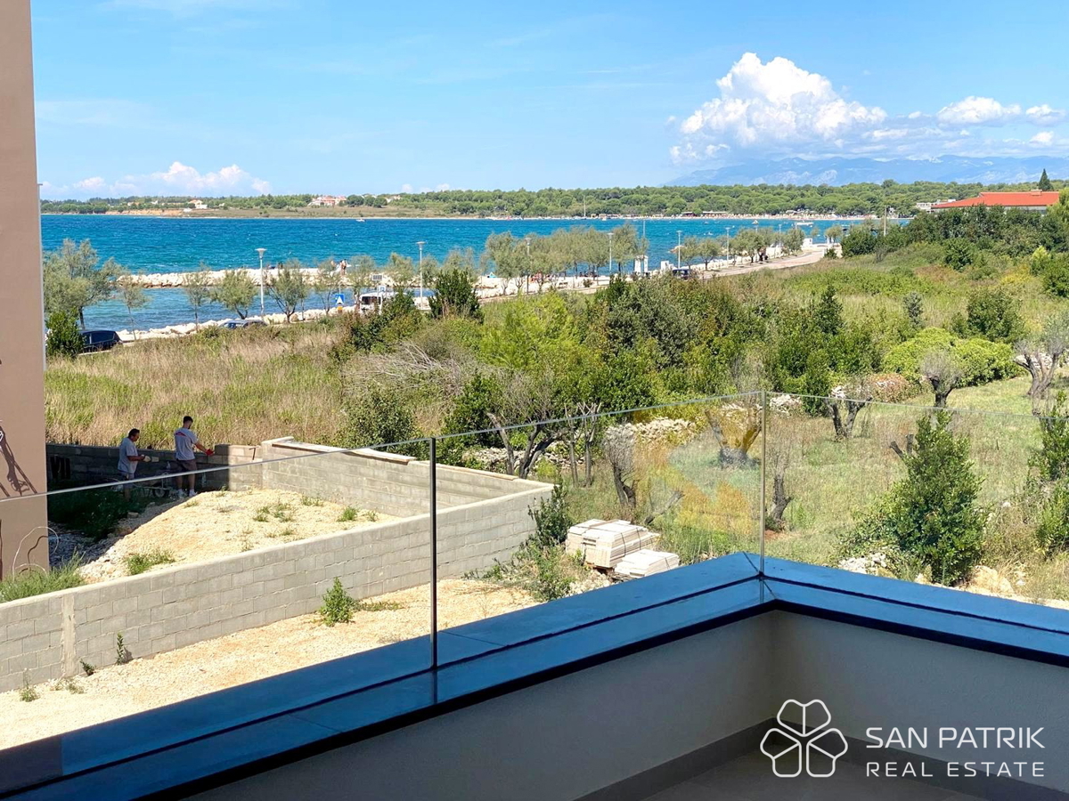 Luksuzni penthouse s strešno teraso 20 m od morja – Zaton pri Zadru