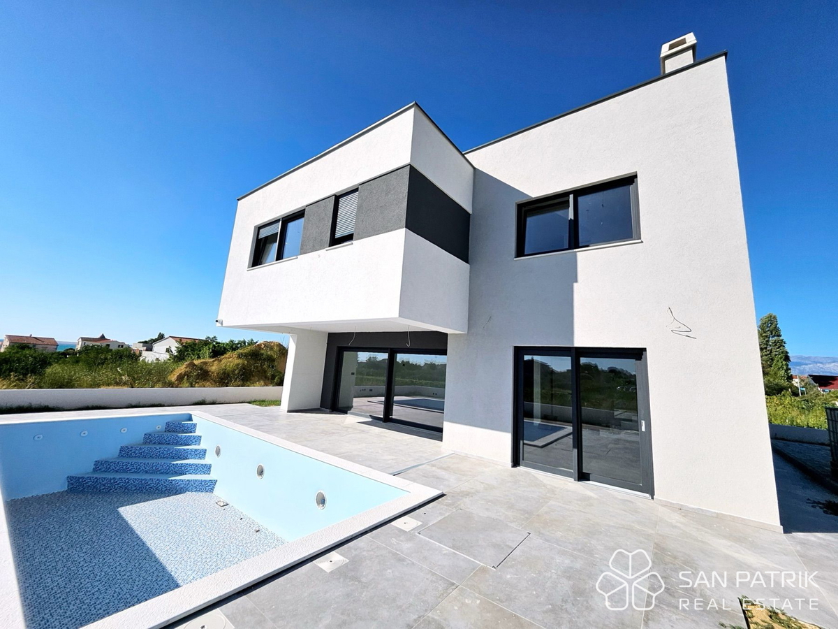 MODERNA HIŠA Z BAZENOM BLIZU MORJA – VRSI, ZADRSKA REGIJA
