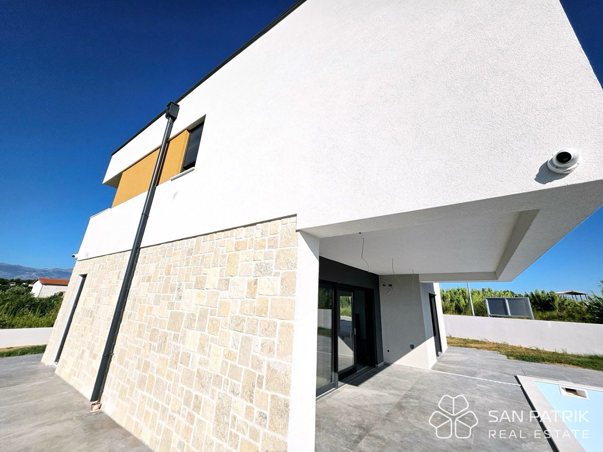 MODERNA HIŠA Z BAZENOM BLIZU MORJA – VRSI, ZADRSKA REGIJA