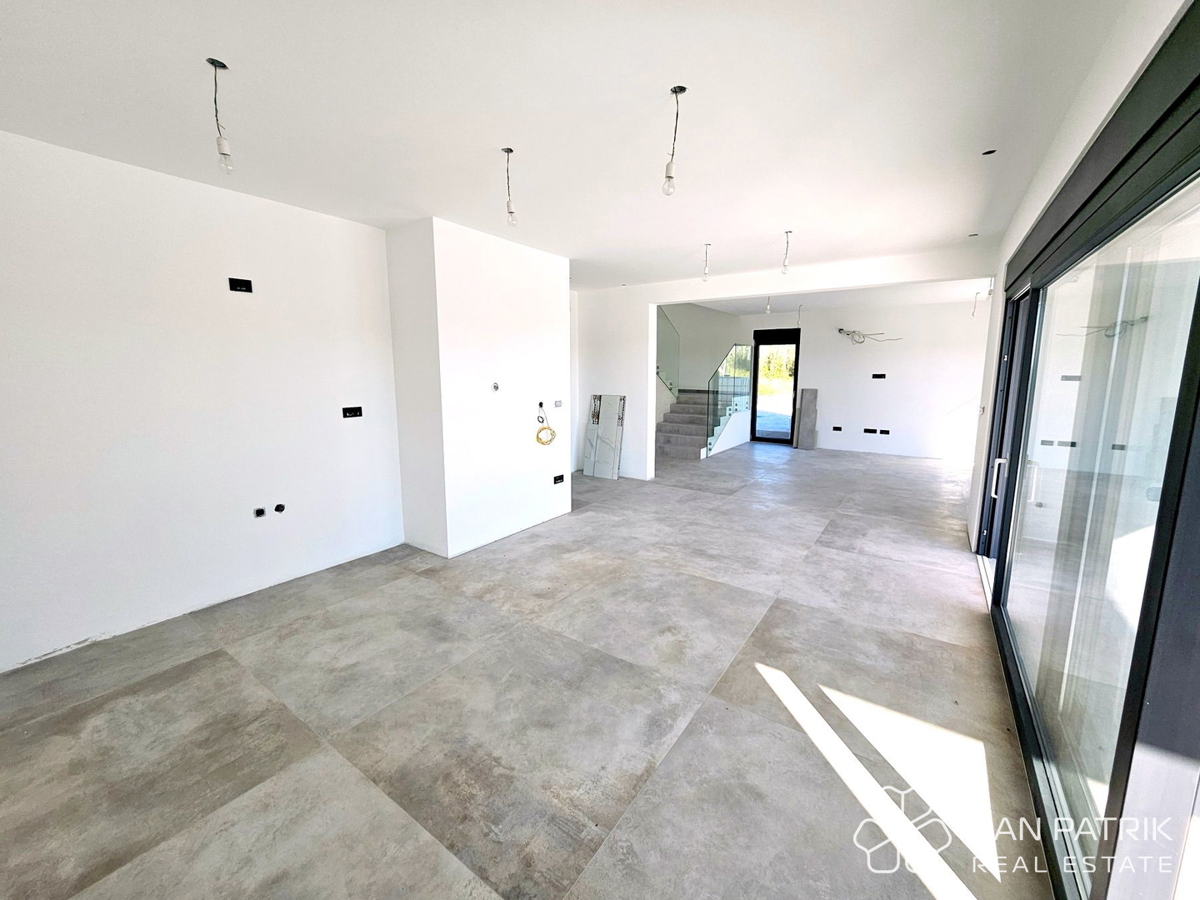 MODERNA HIŠA Z BAZENOM BLIZU MORJA – VRSI, ZADRSKA REGIJA