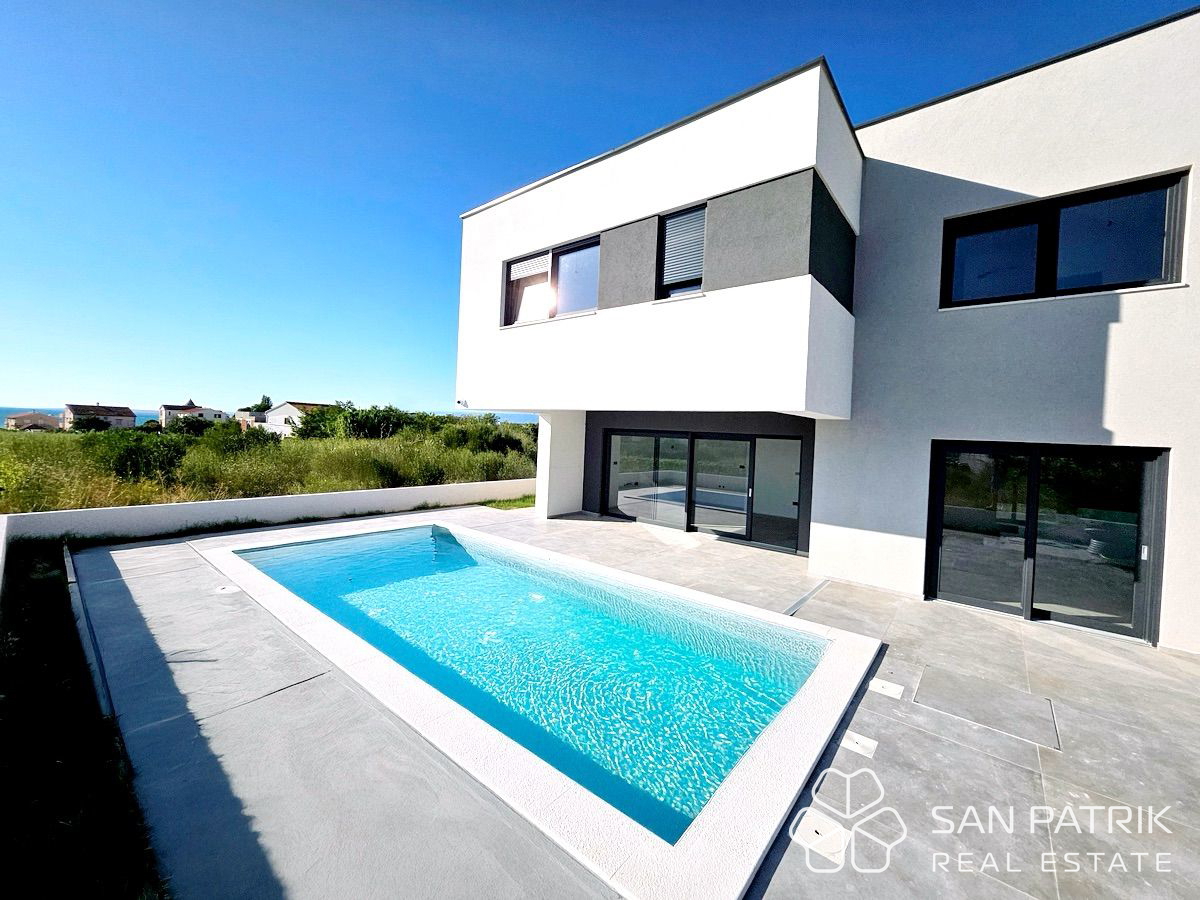 MODERNA HIŠA Z BAZENOM BLIZU MORJA – VRSI, ZADRSKA REGIJA