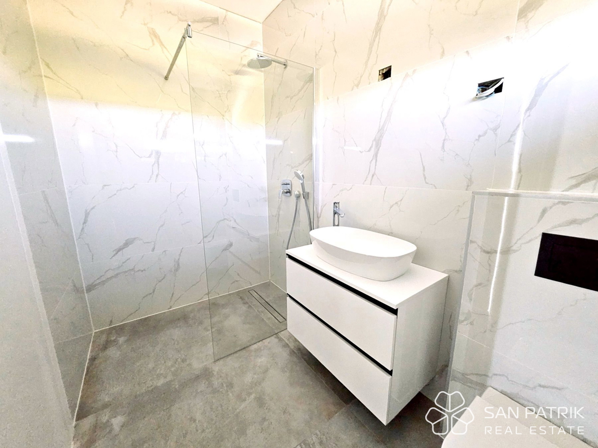 MODERNA HIŠA Z BAZENOM BLIZU MORJA – VRSI, ZADRSKA REGIJA