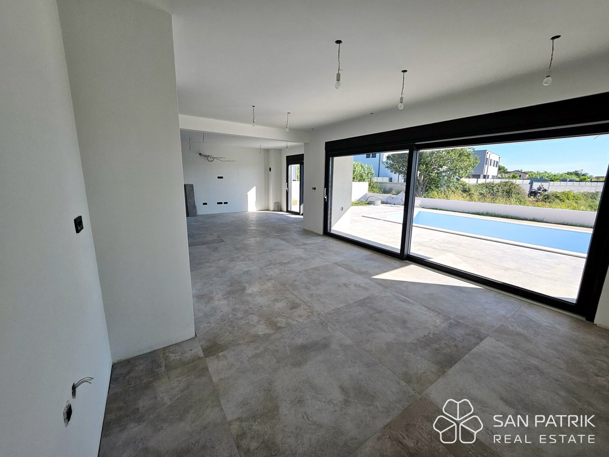 MODERNA HIŠA Z BAZENOM BLIZU MORJA – VRSI, ZADRSKA REGIJA