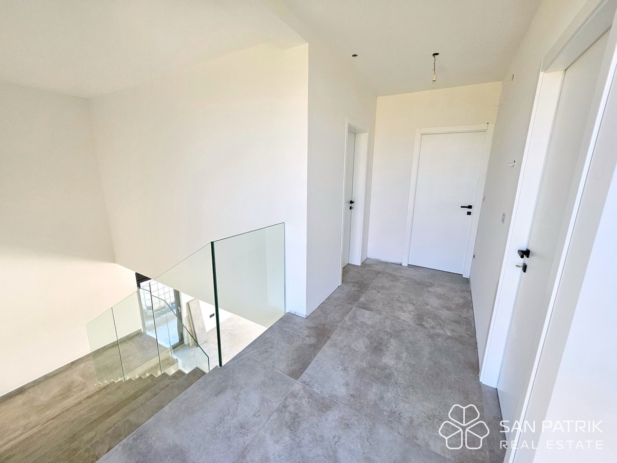 MODERNA HIŠA Z BAZENOM BLIZU MORJA – VRSI, ZADRSKA REGIJA