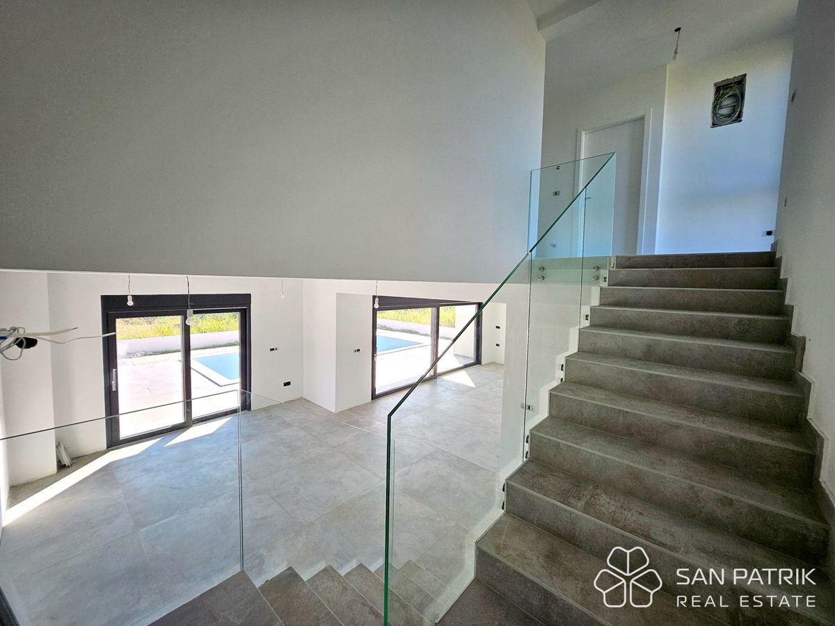 MODERNA HIŠA Z BAZENOM BLIZU MORJA – VRSI, ZADRSKA REGIJA