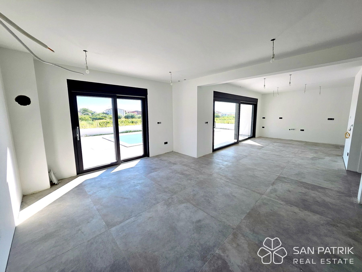 MODERNA HIŠA Z BAZENOM BLIZU MORJA – VRSI, ZADRSKA REGIJA