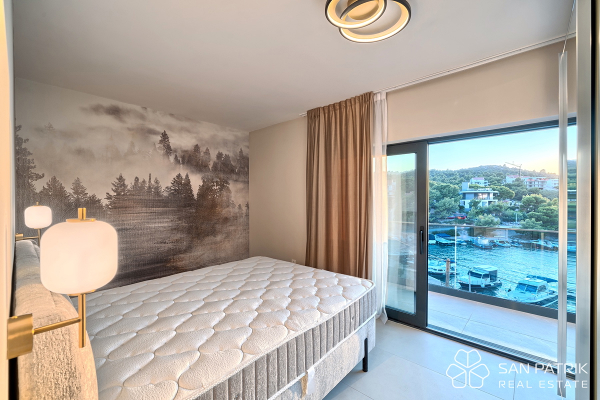 RAŽANJ – MODERNA MEDITERANSKA VILA PRVI RED OB MORJU Z BAZENOM