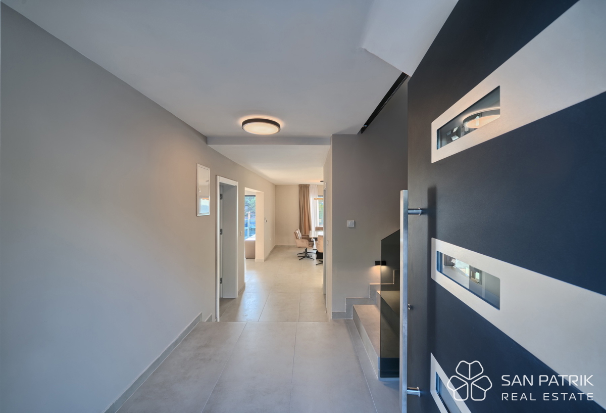 RAŽANJ – MODERNA MEDITERANSKA VILA PRVI RED OB MORJU Z BAZENOM