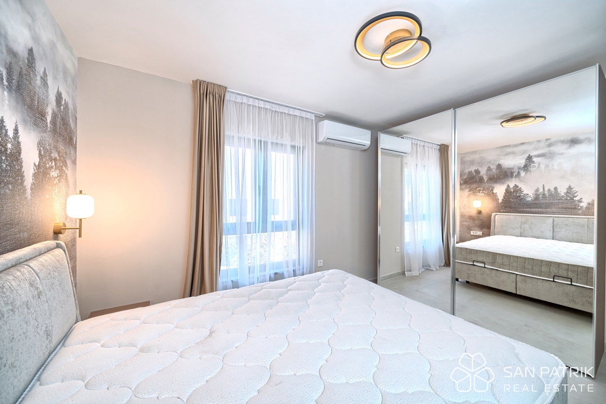 RAŽANJ – MODERNA MEDITERANSKA VILA PRVI RED OB MORJU Z BAZENOM