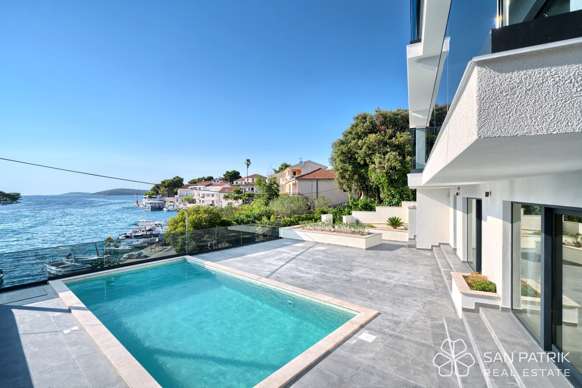 RAŽANJ – MODERNA MEDITERANSKA VILA PRVI RED OB MORJU Z BAZENOM