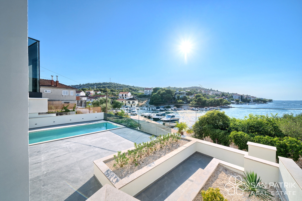 RAŽANJ – MODERNA MEDITERANSKA VILA PRVI RED OB MORJU Z BAZENOM