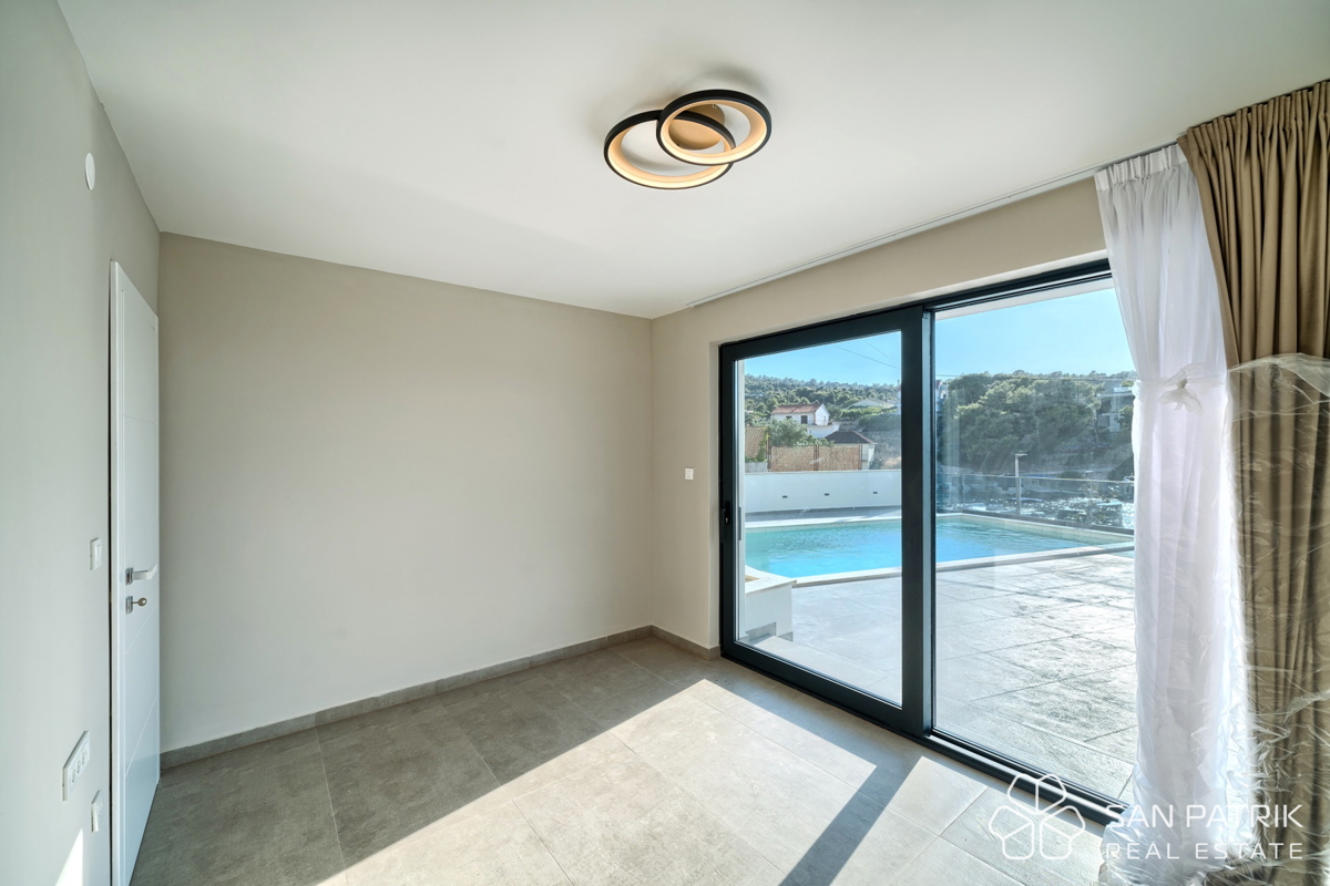 RAŽANJ – MODERNA MEDITERANSKA VILA PRVI RED OB MORJU Z BAZENOM