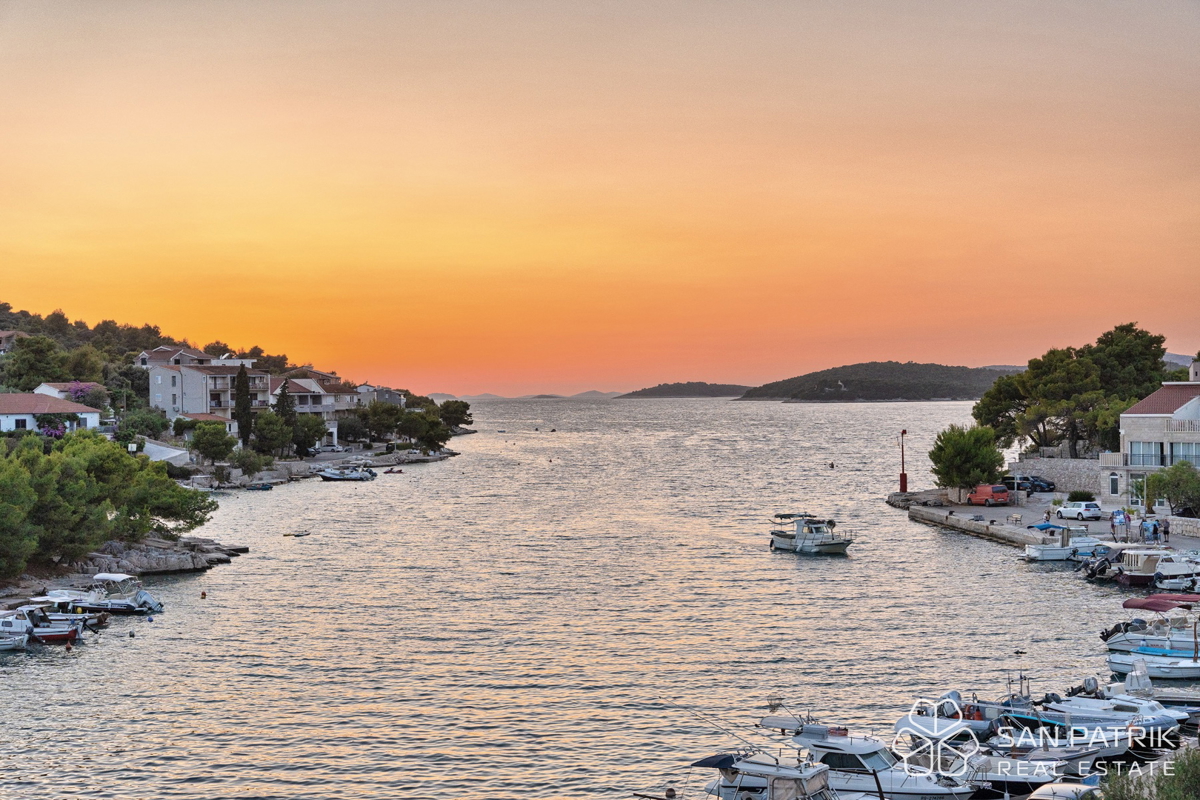 RAŽANJ – MODERNA MEDITERANSKA VILA PRVI RED OB MORJU Z BAZENOM