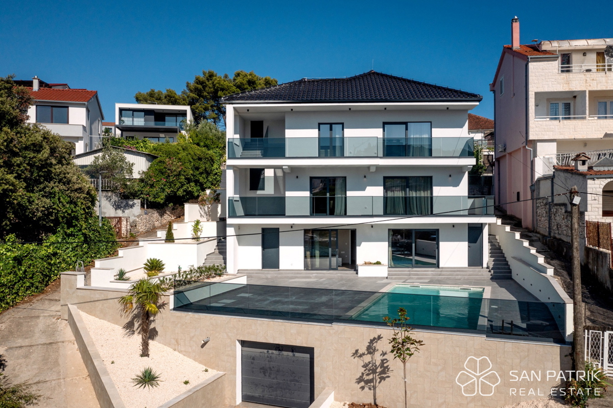 RAŽANJ – MODERNA MEDITERANSKA VILA PRVI RED OB MORJU Z BAZENOM