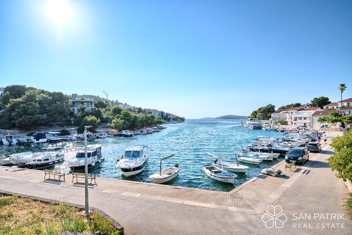 RAŽANJ – MODERNA MEDITERANSKA VILA PRVI RED OB MORJU Z BAZENOM