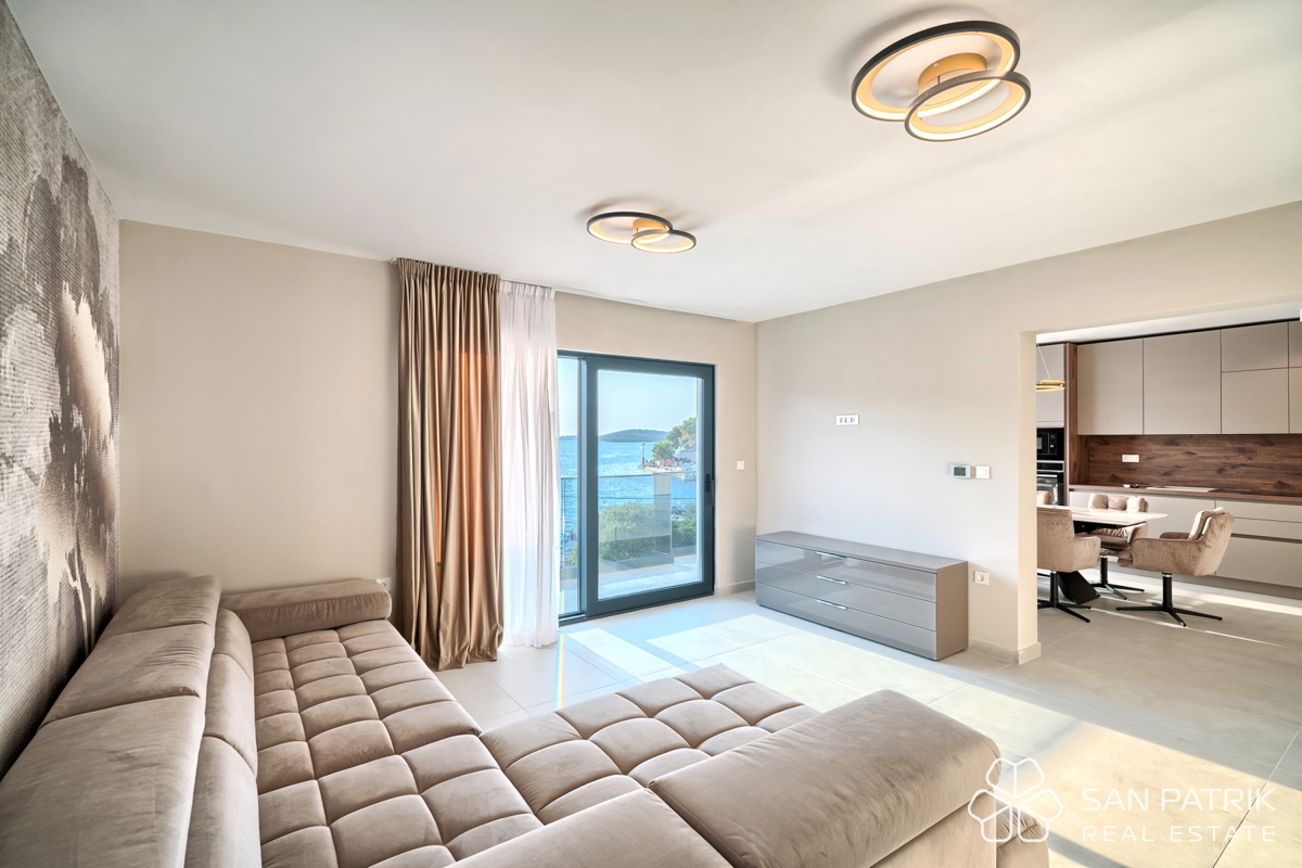 RAŽANJ – MODERNA MEDITERANSKA VILA PRVI RED OB MORJU Z BAZENOM