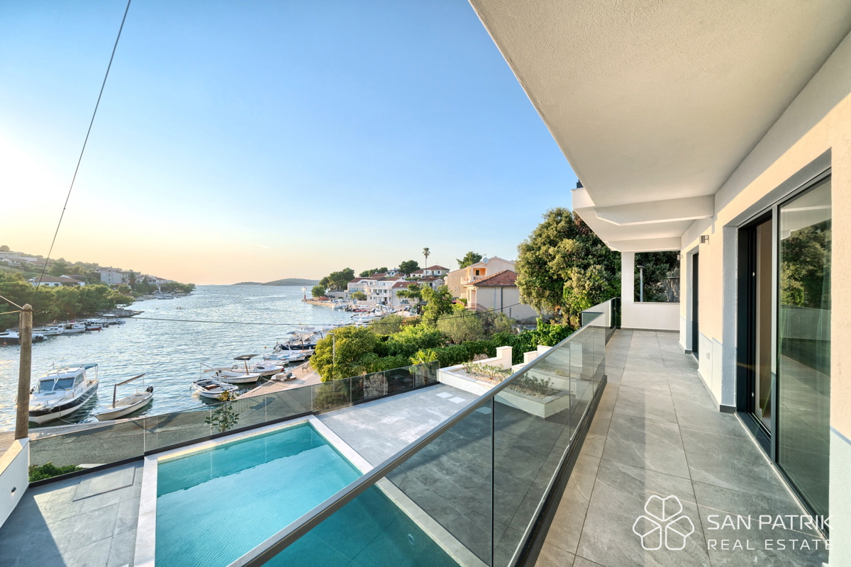 RAŽANJ – MODERNA MEDITERANSKA VILA PRVI RED OB MORJU Z BAZENOM