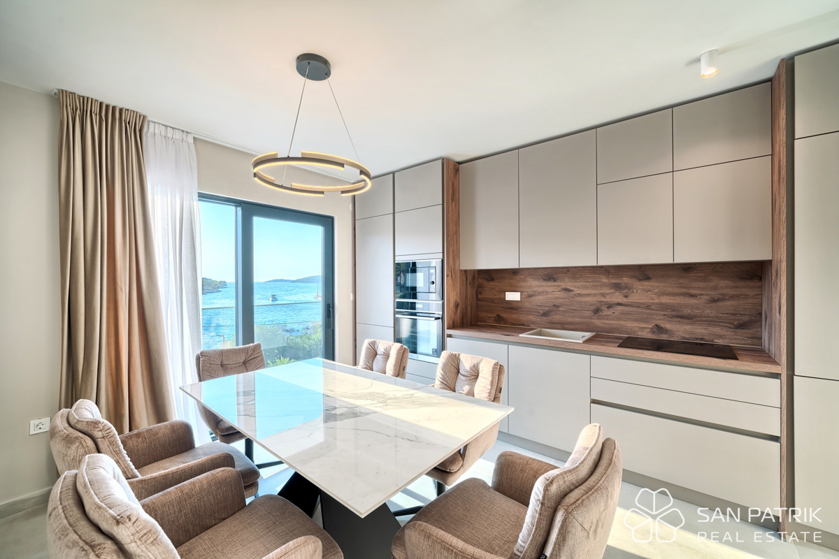 RAŽANJ – MODERNA MEDITERANSKA VILA PRVI RED OB MORJU Z BAZENOM