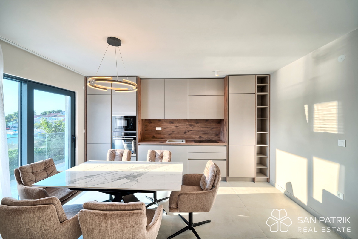 RAŽANJ – MODERNA MEDITERANSKA VILA PRVI RED OB MORJU Z BAZENOM